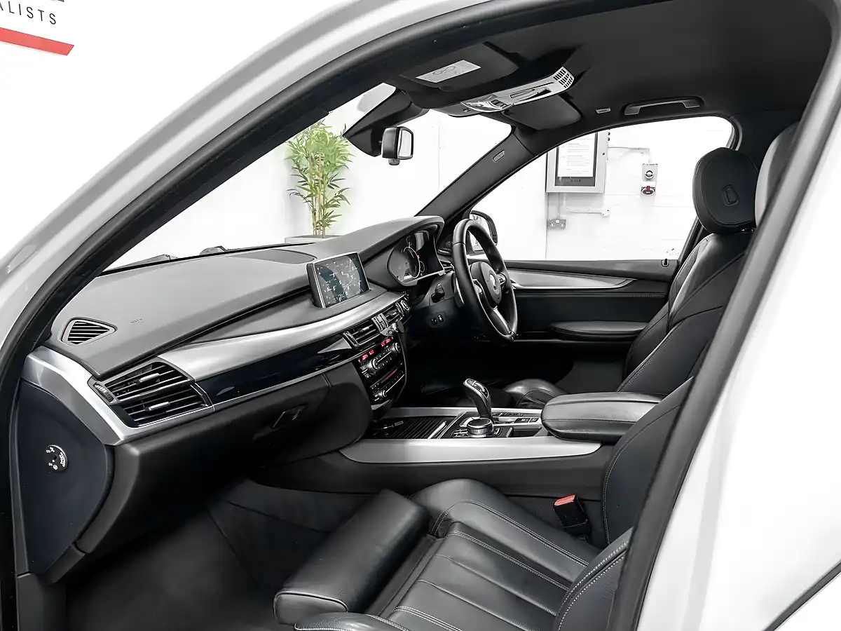 Used 2018 BMW X5 M Sport Alpine White - Interior and Exterior details 18