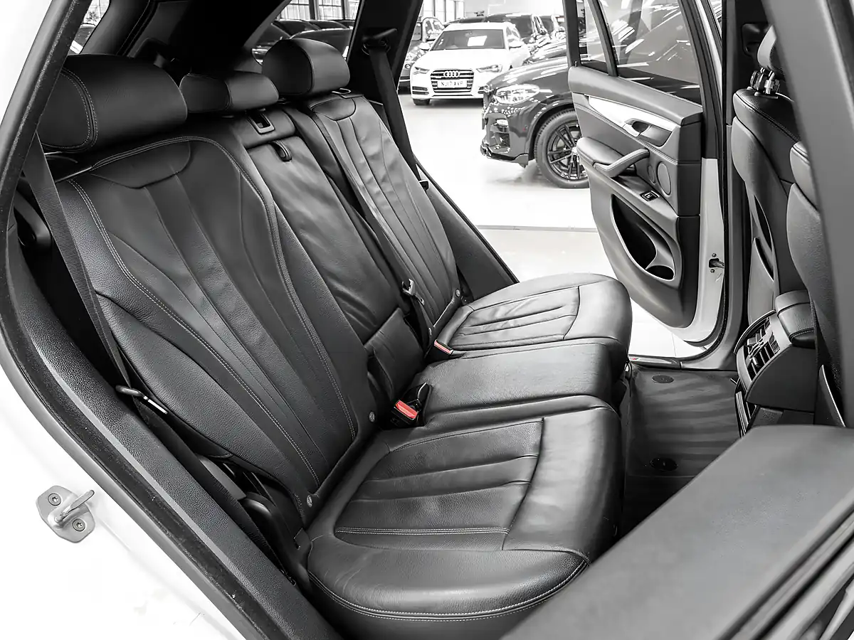 Used 2018 BMW X5 M Sport Alpine White - Interior and Exterior details 14