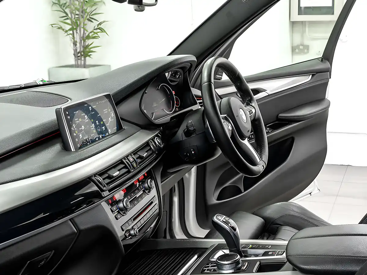 Used 2018 BMW X5 M Sport Alpine White - Interior and Exterior details 17