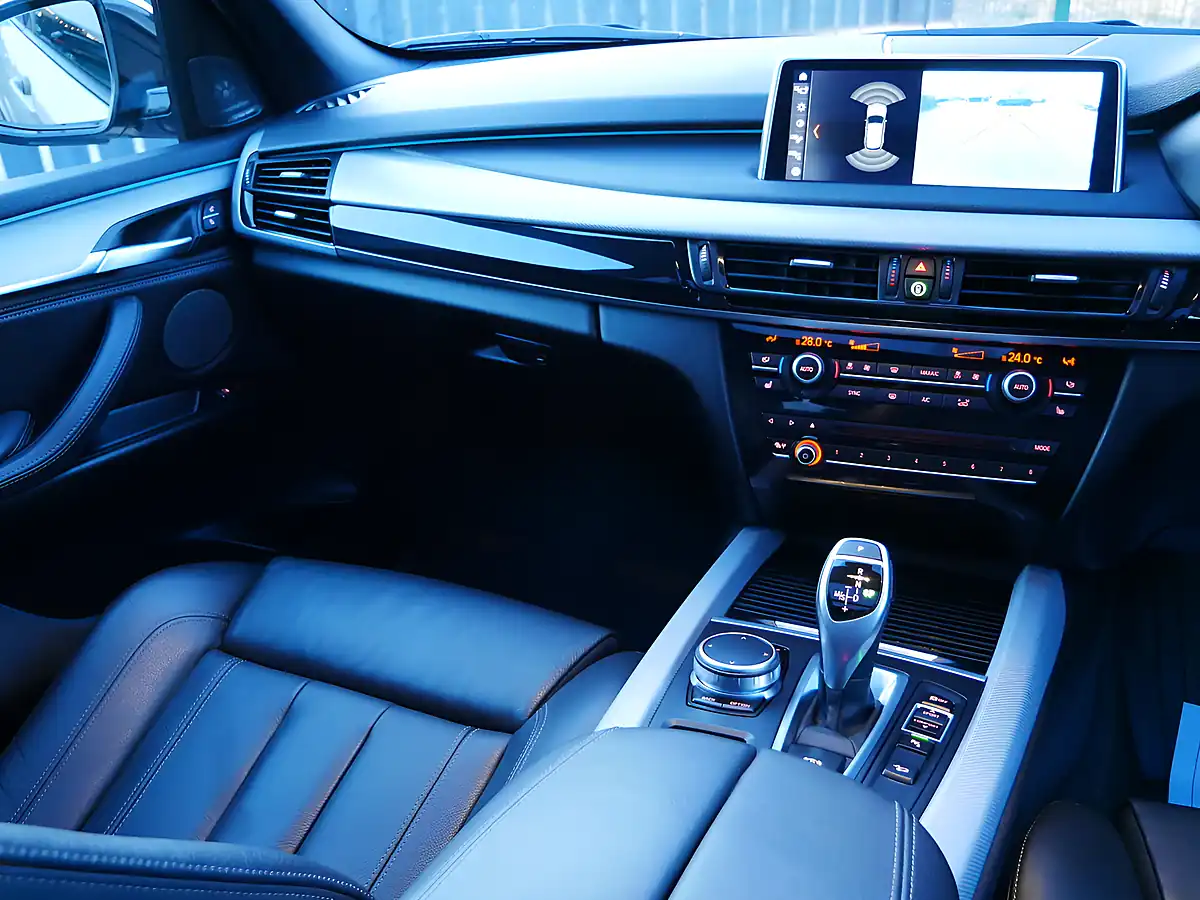 Used 2018 BMW X5 M Sport Glacier Silver - Interior and Exterior details 17