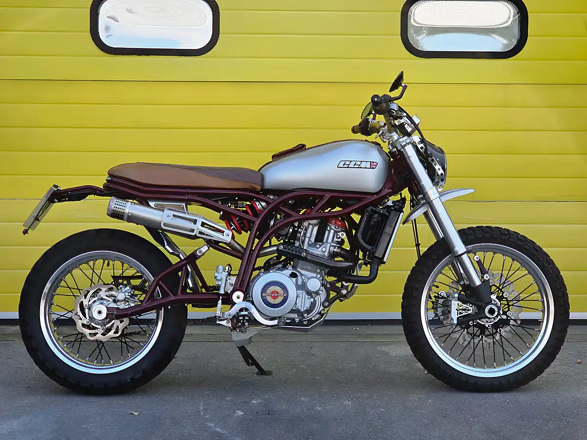 Used 2018 Ccm Spitfire Scrambler Gold - Interior and Exterior details 2