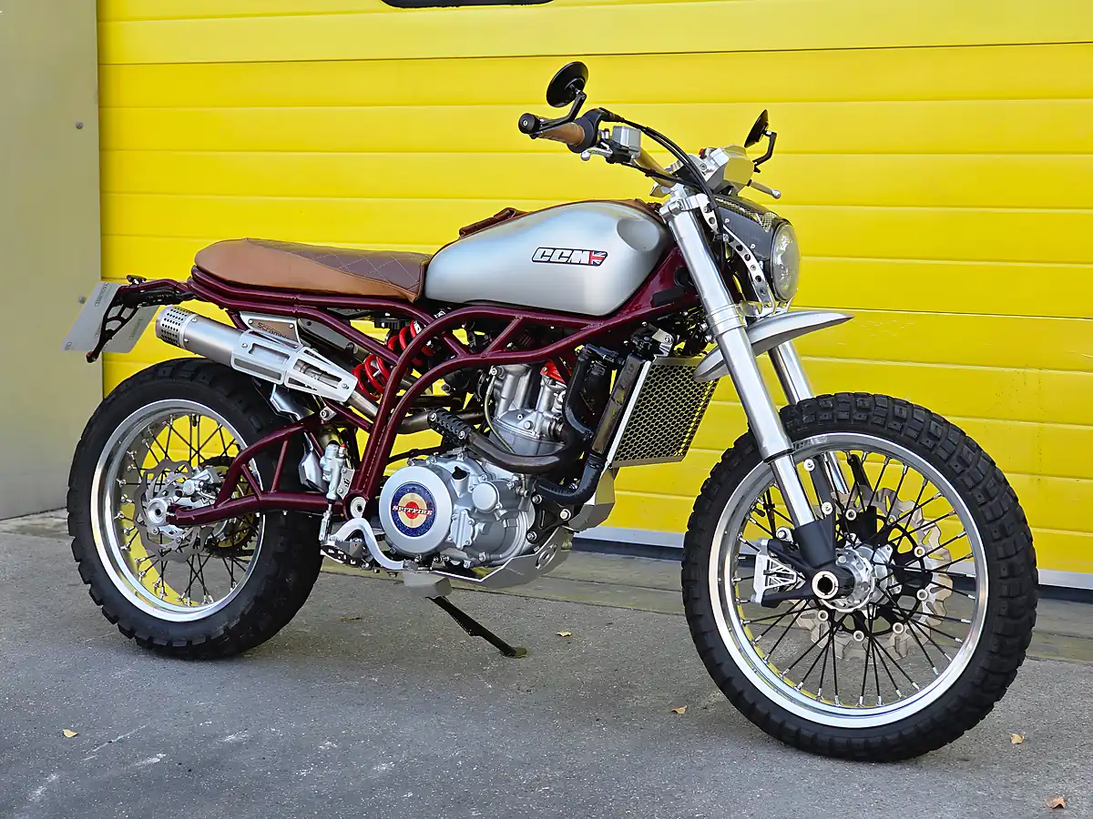 Used 2018 Ccm Spitfire Scrambler Gold - Interior and Exterior details 3