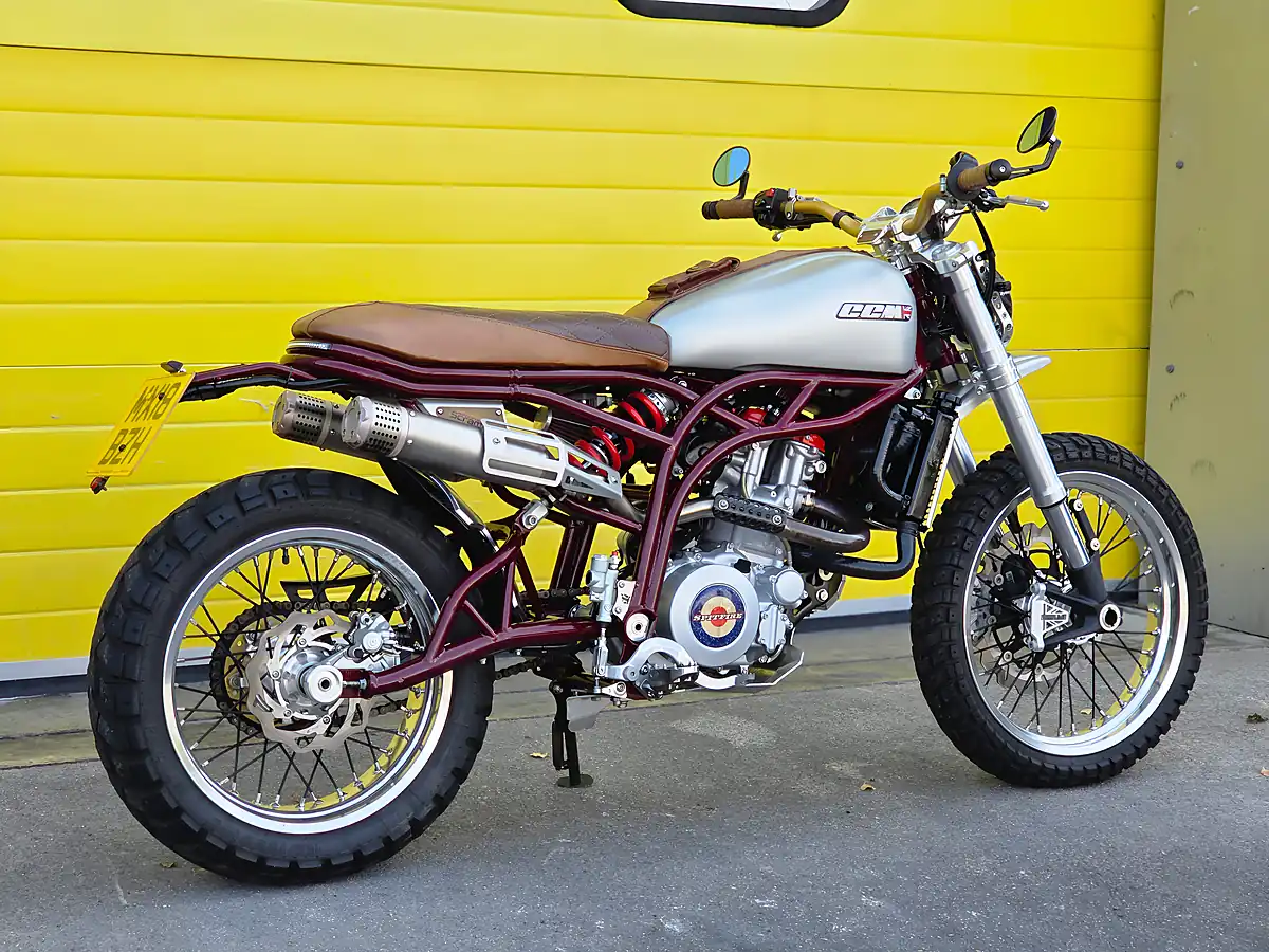 Used 2018 Ccm Spitfire Scrambler Gold - Interior and Exterior details 4