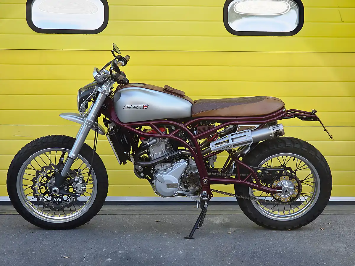Used 2018 Ccm Spitfire Scrambler Gold - Interior and Exterior details 5