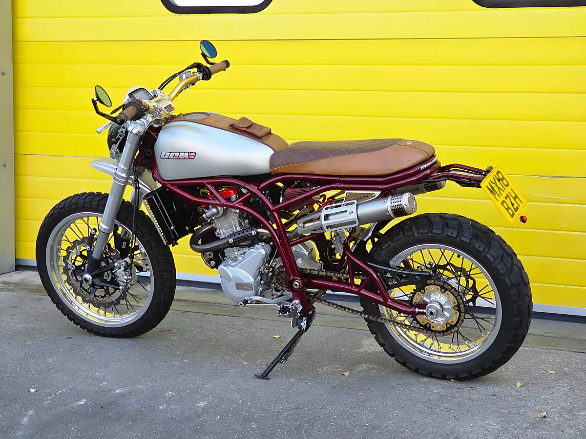 Used 2018 Ccm Spitfire Scrambler Gold - Interior and Exterior details 6