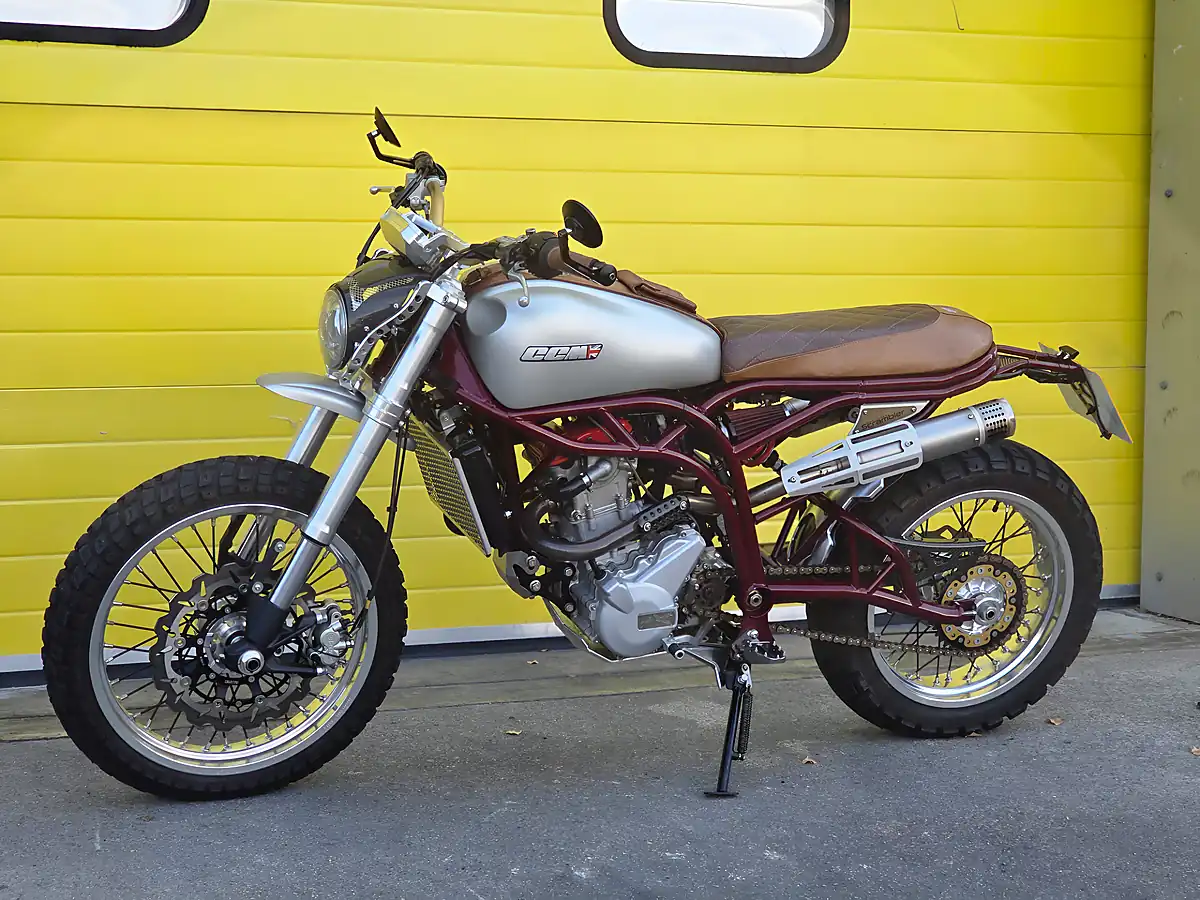 Used 2018 Ccm Spitfire Scrambler Gold - Interior and Exterior details 7