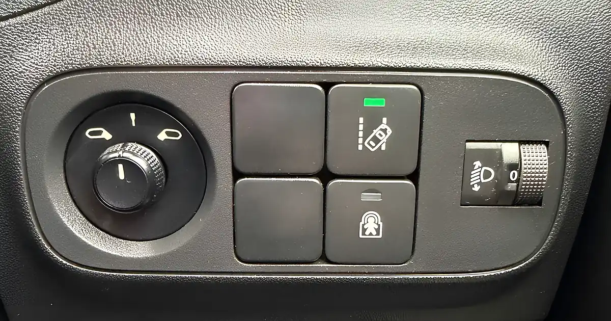 Used 2018 Citroen C3 Feel White - Interior and Exterior details 15
