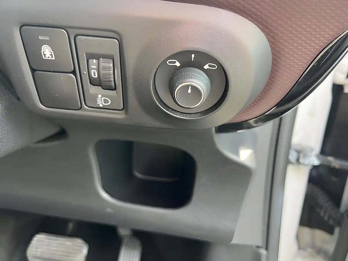 Used 2018 Citroen C4 Cactus Flair Pearl White - Interior and Exterior details 14