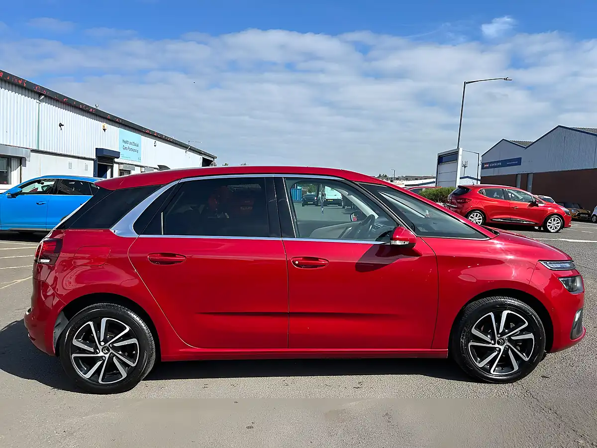 Used 2018 Citroen C4 Spacetourer Flair Red - Interior and Exterior details 7