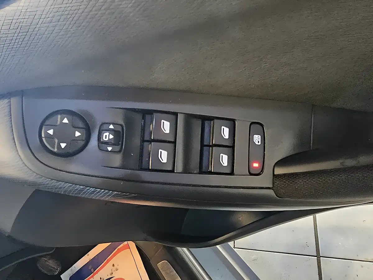 Used 2018 Citroen Grand C4 Picasso Feel Grey - Interior and Exterior details 15