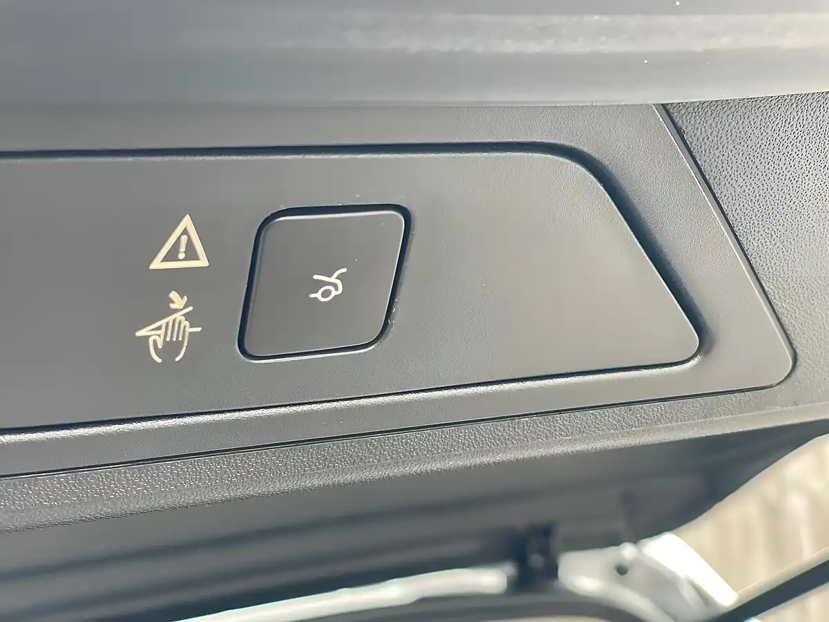 Used 2018 Citroen Grand C4 Spacetourer Flair Grey - Interior and Exterior details 16