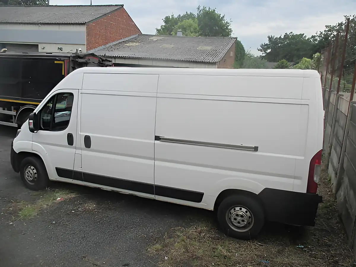 Used 2018 Citroen Relay 35 Eprise Blue White - Interior and Exterior details 3