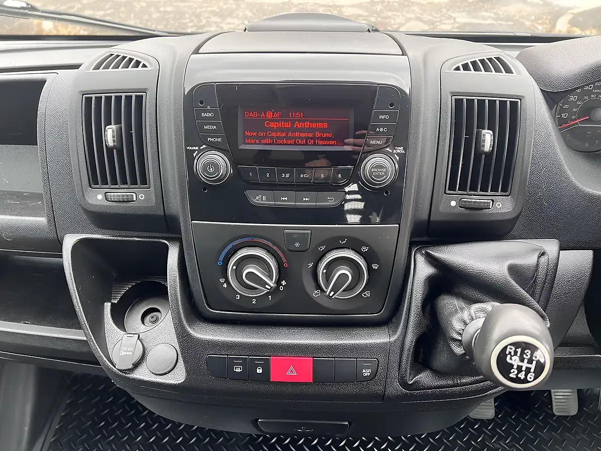 Used 2018 Citroen Relay 35 Heavy L3 Dropside Crewcab White - Interior and Exterior details 12