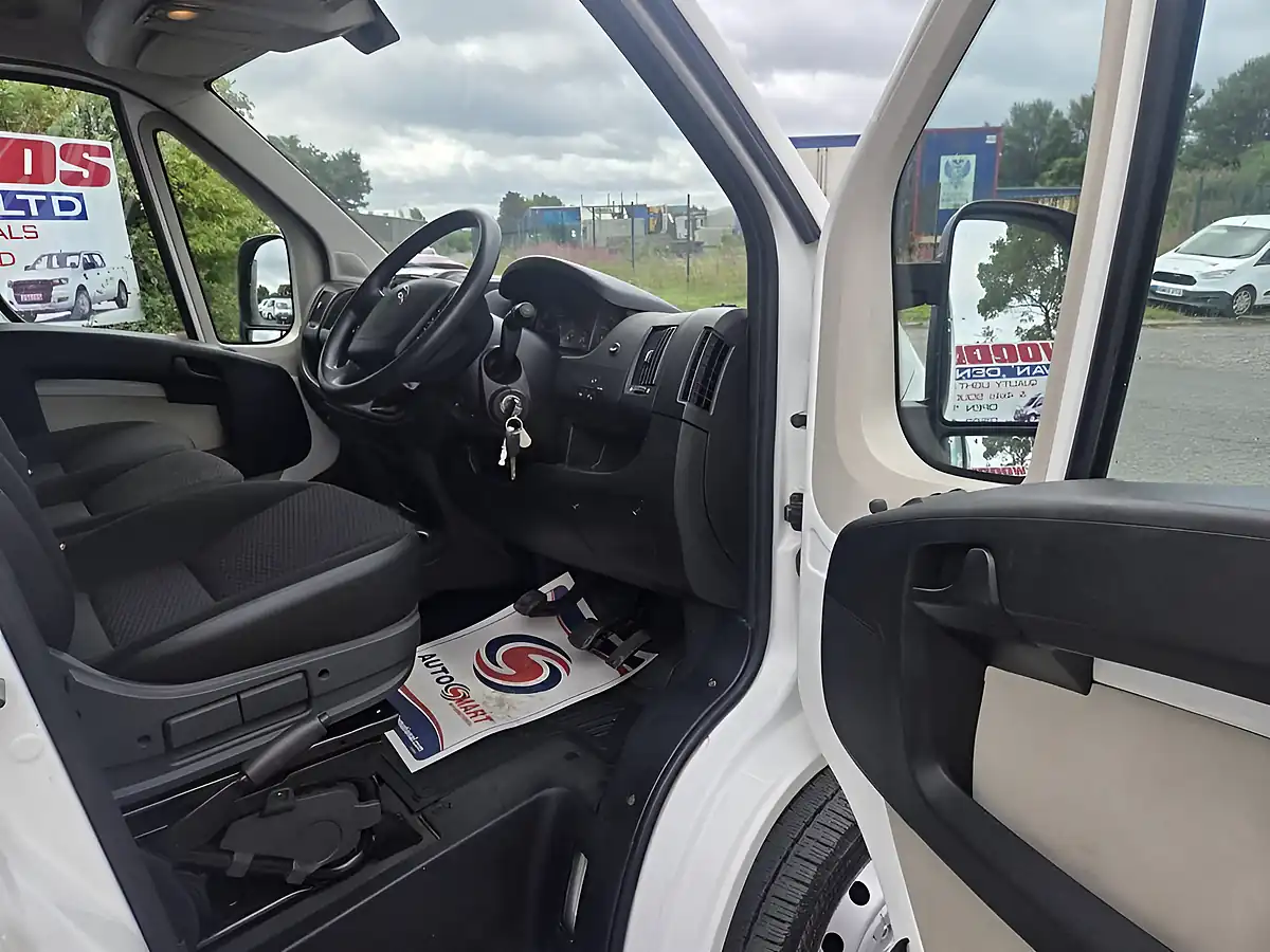 Used 2018 Citroen Relay 35 L3H2 Eprise Blue White - Interior and Exterior details 10