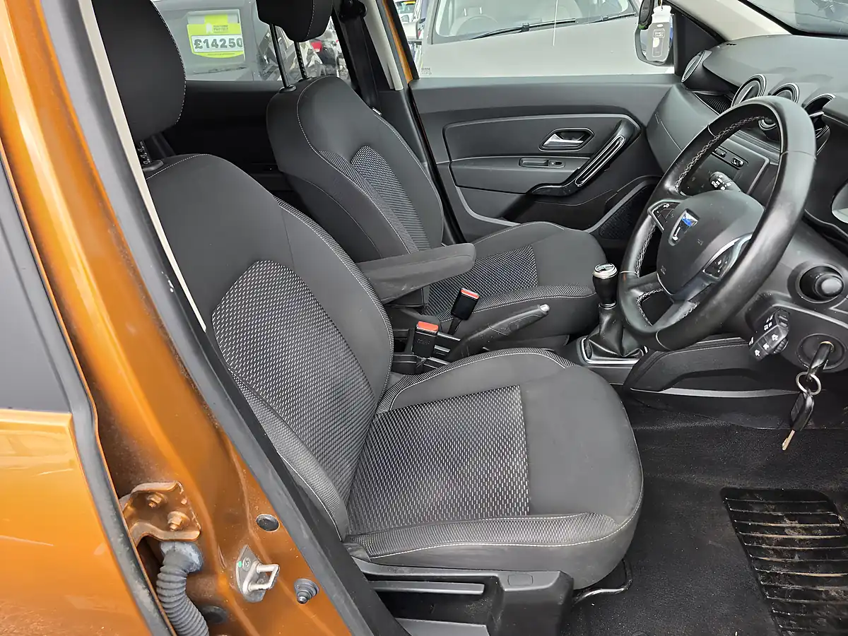 Used 2018 Dacia Duster Comfort Orange - Interior and Exterior details 9
