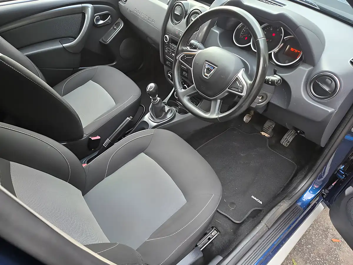 Used 2018 Dacia Duster Laureate Commercial 4X4 Blue - Interior and Exterior details 13