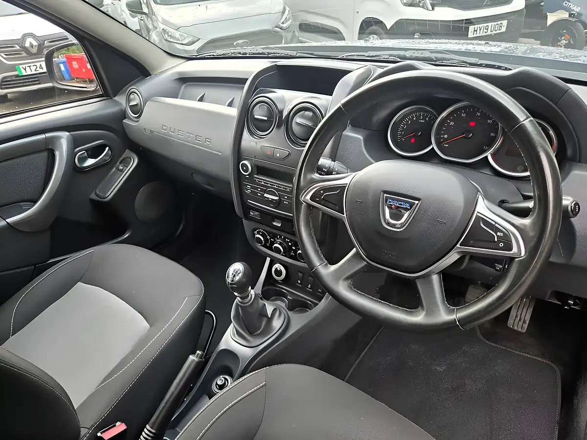 Used 2018 Dacia Duster Laureate Commercial 4X4 Blue - Interior and Exterior details 15