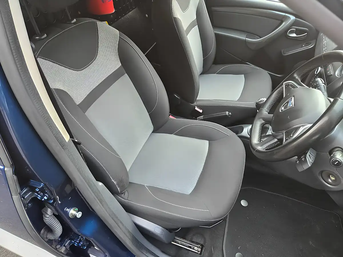 Used 2018 Dacia Duster Laureate Commercial 4X4 Blue - Interior and Exterior details 17