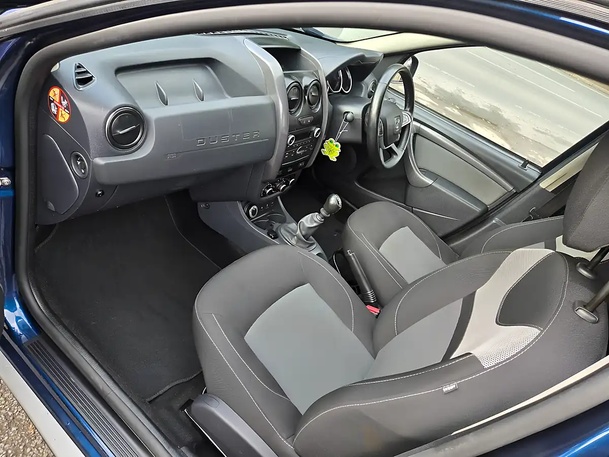 Used 2018 Dacia Duster Laureate Commercial 4X4 Blue - Interior and Exterior details 5