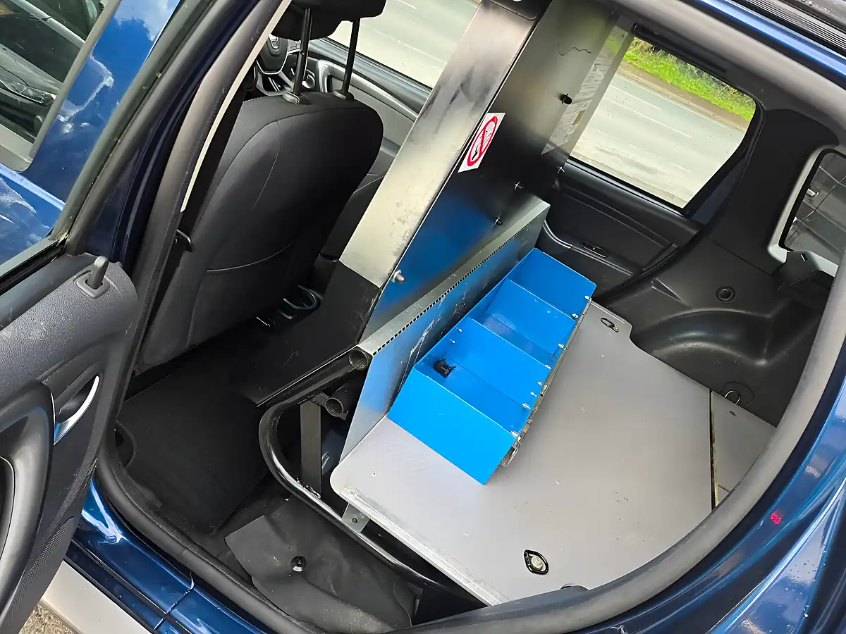 Used 2018 Dacia Duster Laureate Commercial 4X4 Blue - Interior and Exterior details 6