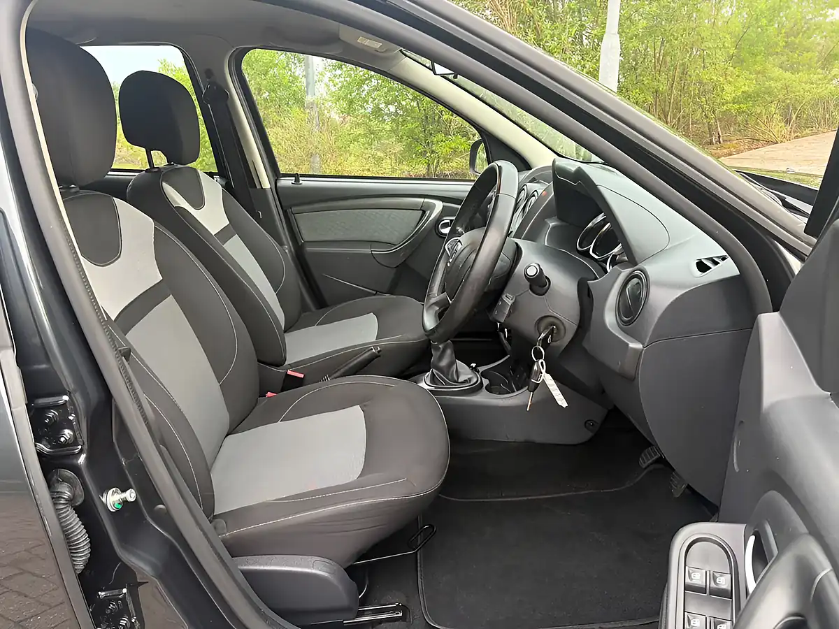 Used 2018 Dacia Duster Laureate Grey - Interior and Exterior details 10