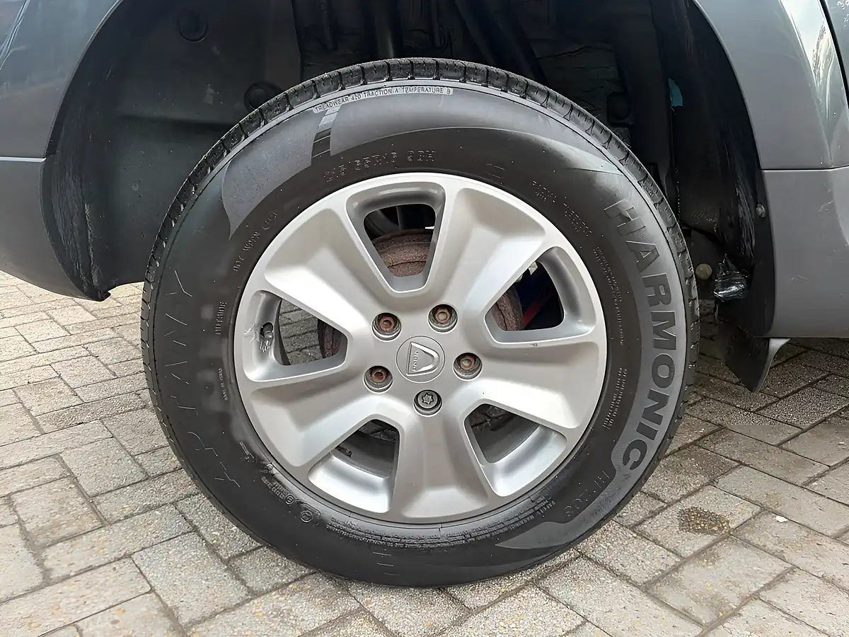 Used 2018 Dacia Duster Laureate Grey - Interior and Exterior details 18