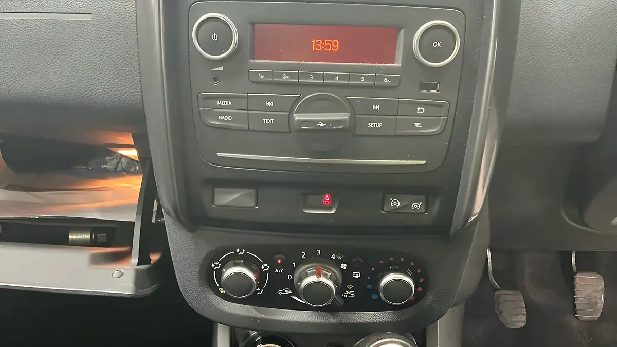 Used 2018 Dacia Duster Laureate White - Interior and Exterior details 10