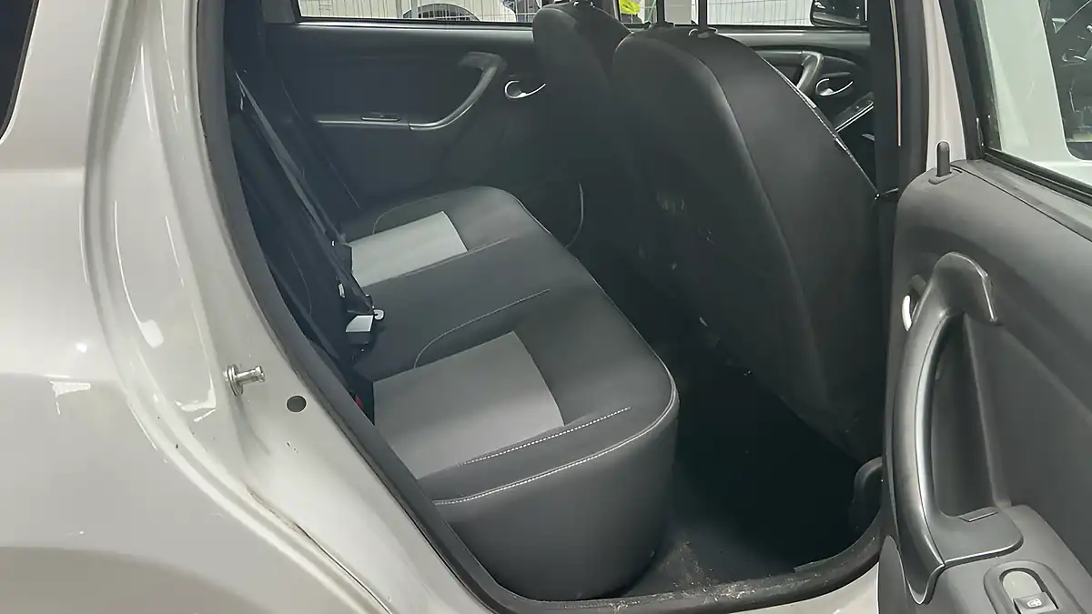 Used 2018 Dacia Duster Laureate White - Interior and Exterior details 6