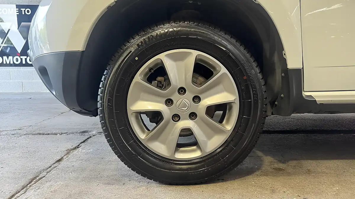 Used 2018 Dacia Duster Laureate White - Interior and Exterior details 13