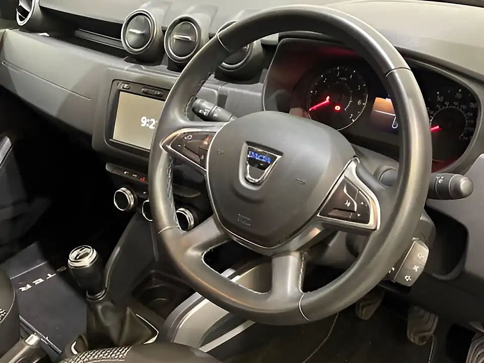 Used 2018 Dacia Duster Prestige Orange - Interior and Exterior details 3