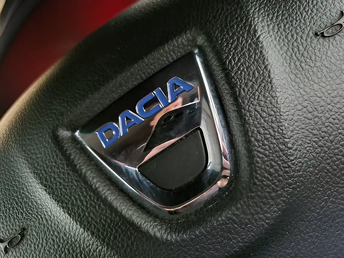 Used 2018 Dacia Logan Ambiance Rouge Passion Metallic - Interior and Exterior details 16