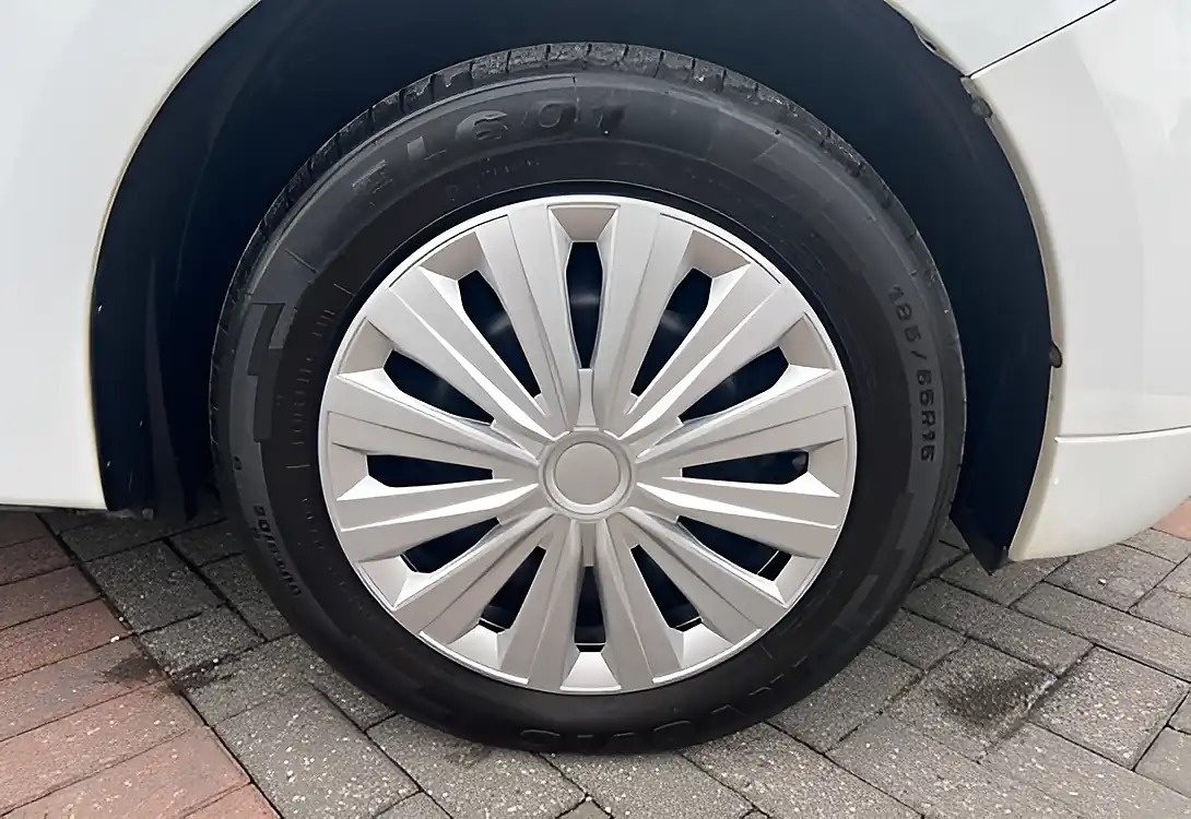 Used 2018 Dacia Logan Essential Glacier White - Interior and Exterior details 14