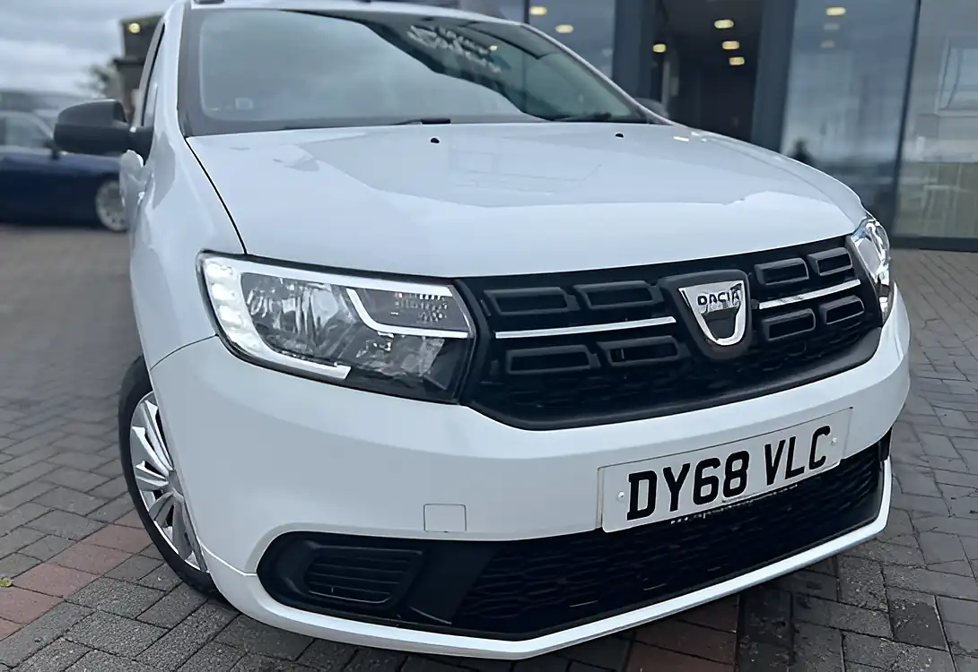 Used 2018 Dacia Logan Essential Glacier White - Interior and Exterior details 4
