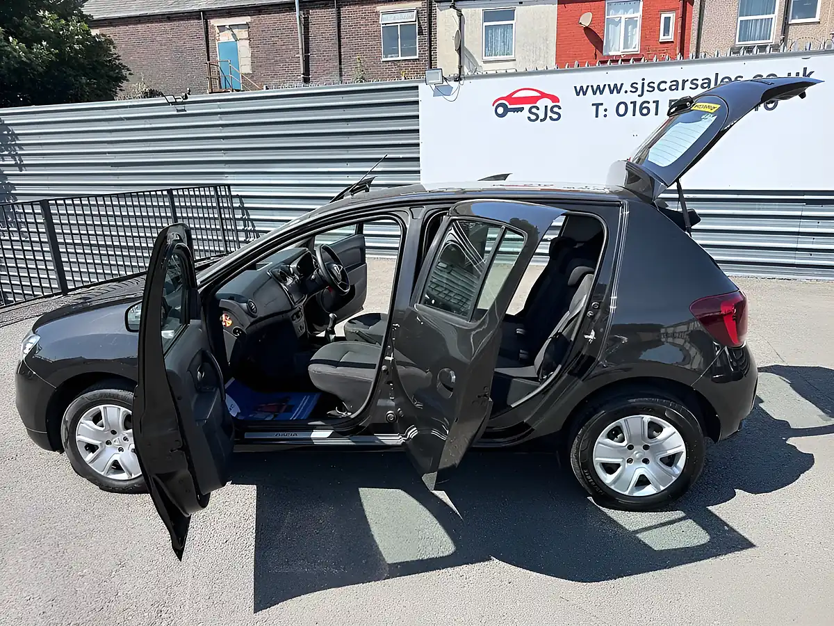 Used 2018 Dacia Sandero Comfort Black - Interior and Exterior details 11