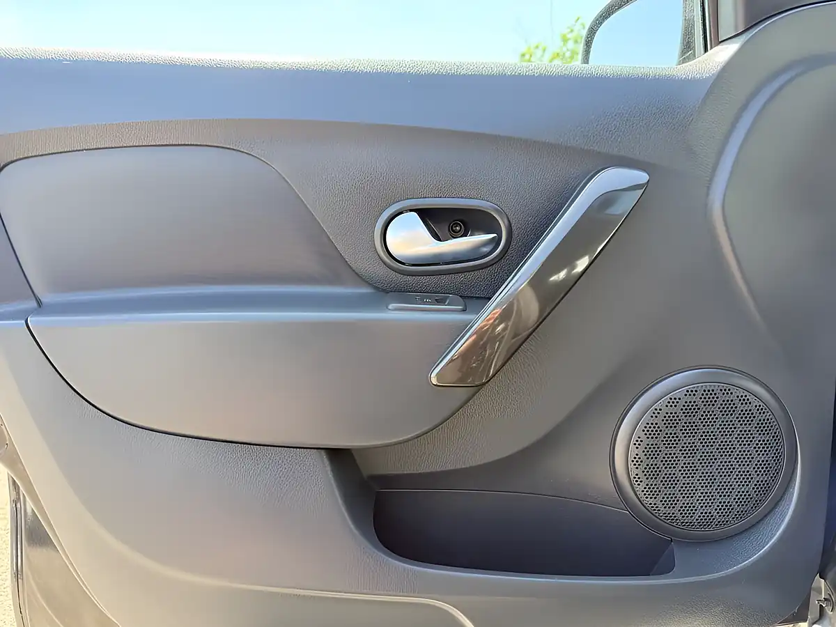 Used 2018 Dacia Sandero Comfort Black - Interior and Exterior details 13