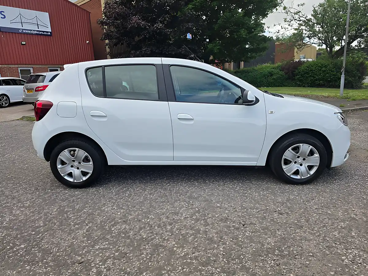 Used 2018 Dacia Sandero Comfort White - Interior and Exterior details 4