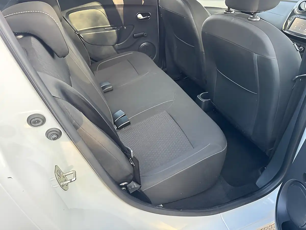 Used 2018 Dacia Sandero Laureate White - Interior and Exterior details 13
