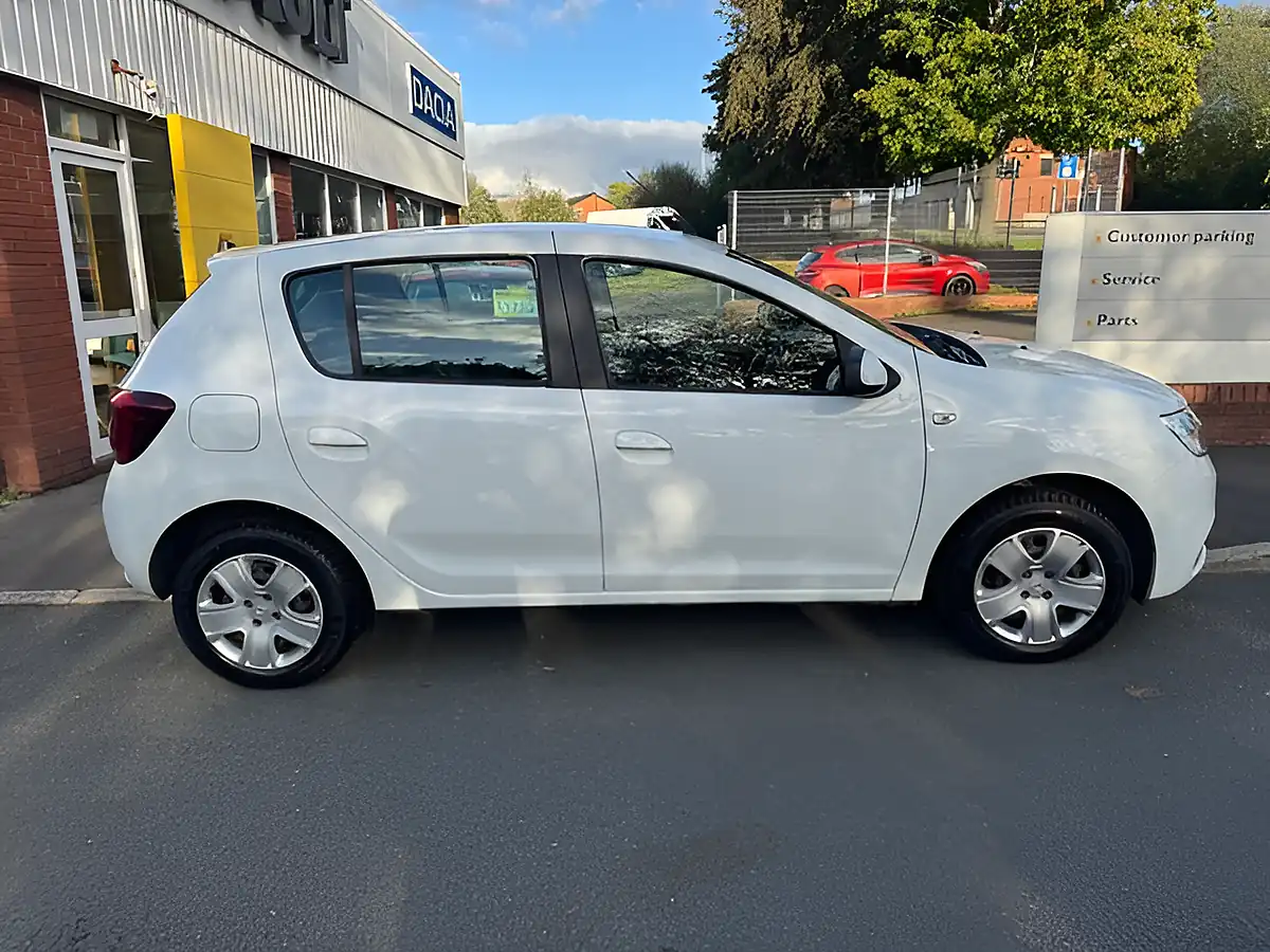 Used 2018 Dacia Sandero Laureate White - Interior and Exterior details 5