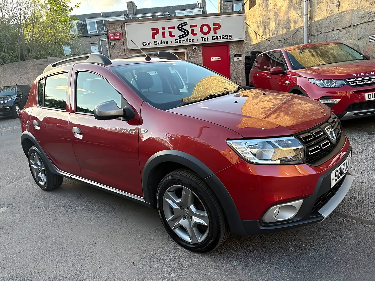 Used 2018 Dacia Sandero Stepway Ambiance Red - Front View