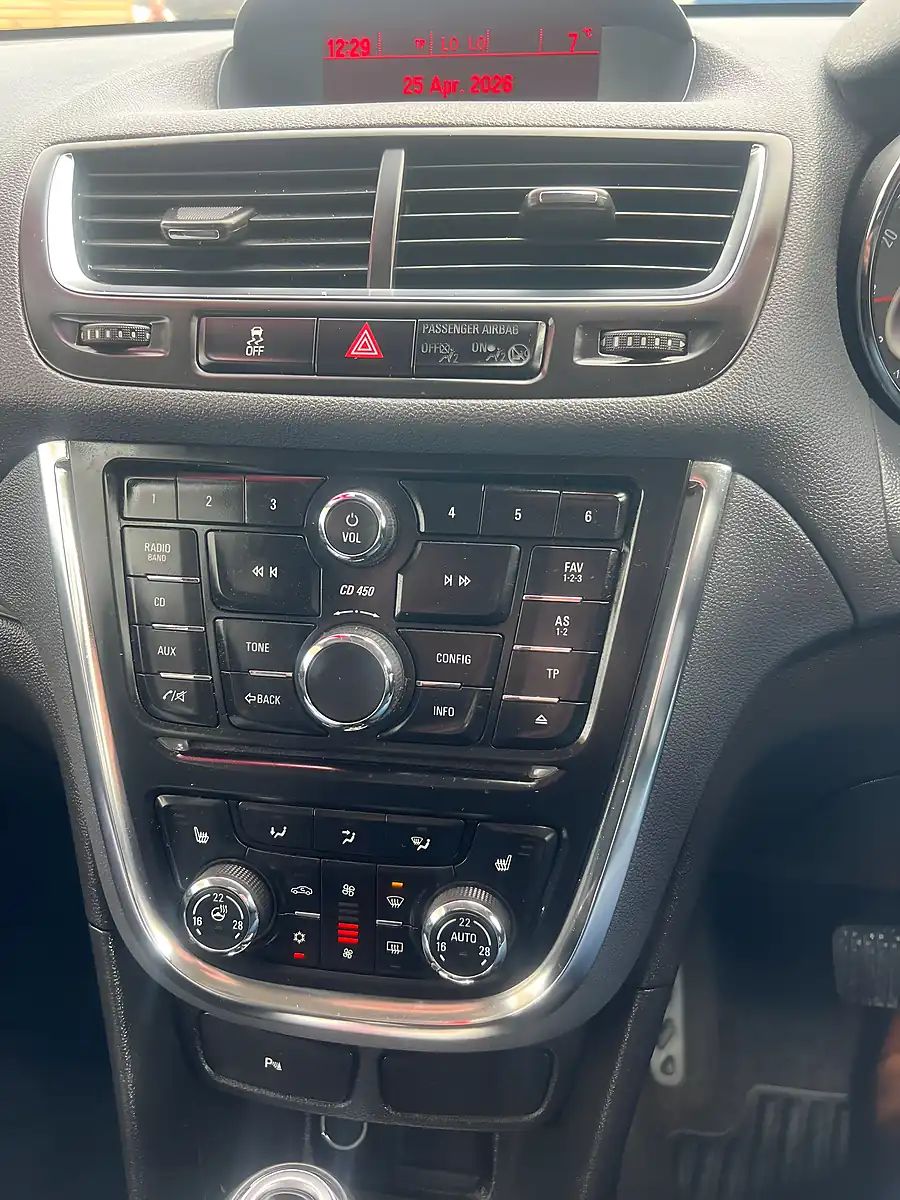 Used 2018 Dacia Sandero Stepway Comfort Blue - Interior and Exterior details 16