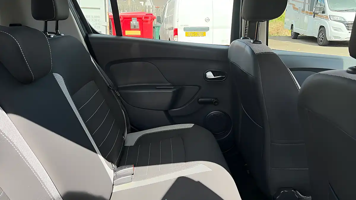 Used 2018 Dacia Sandero Stepway Essential Blue - Interior and Exterior details 9