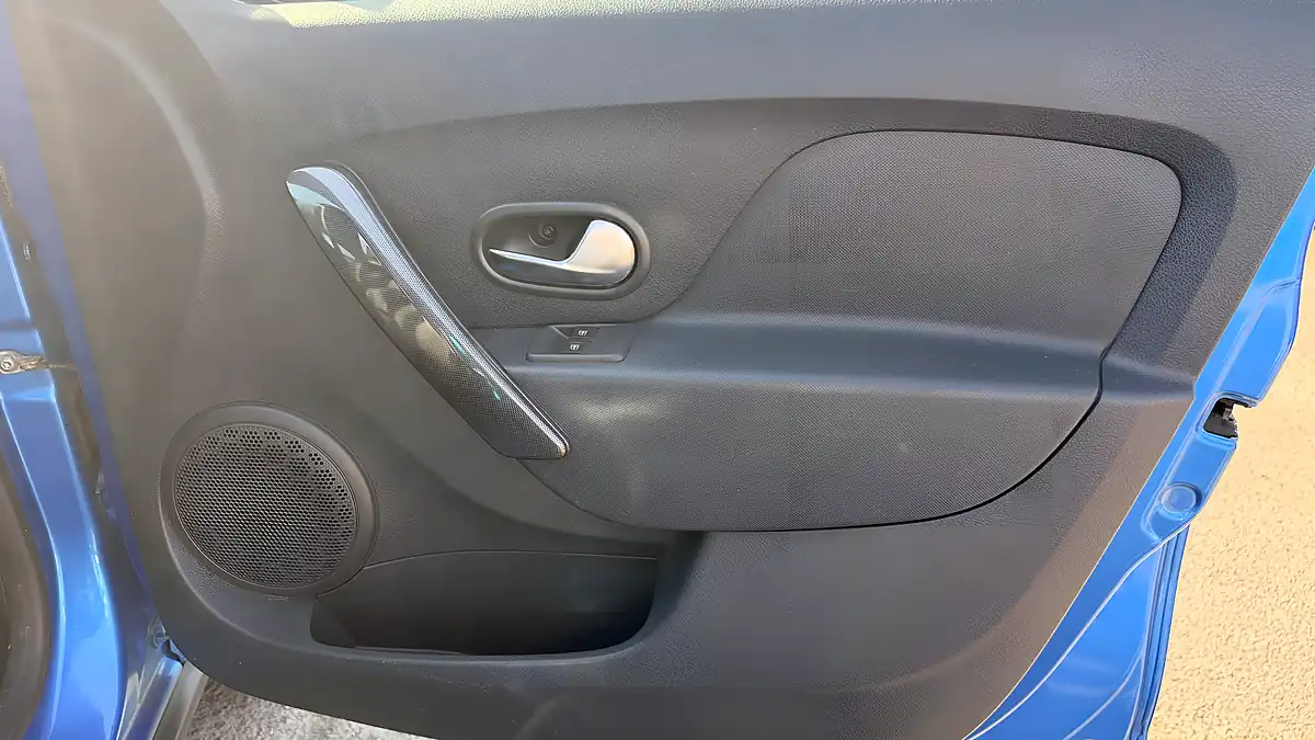 Used 2018 Dacia Sandero Stepway Laureate Azurite Blue - Interior and Exterior details 15