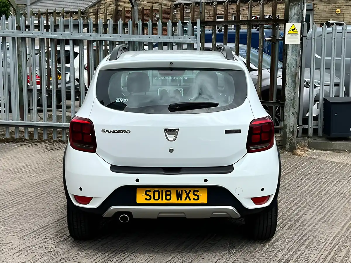 Used 2018 Dacia Sandero Stepway Laureate White - Interior and Exterior details 11