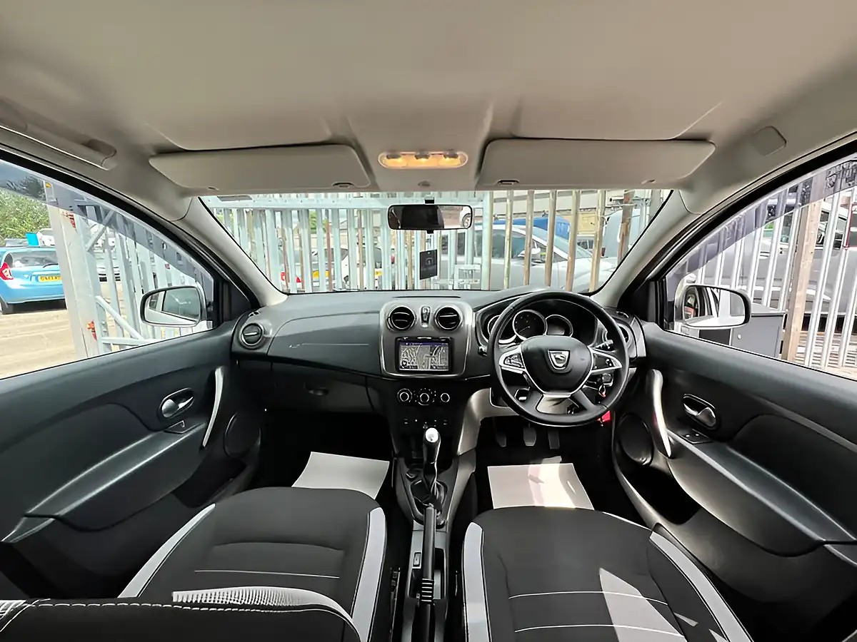 Used 2018 Dacia Sandero Stepway Laureate White - Interior and Exterior details 12