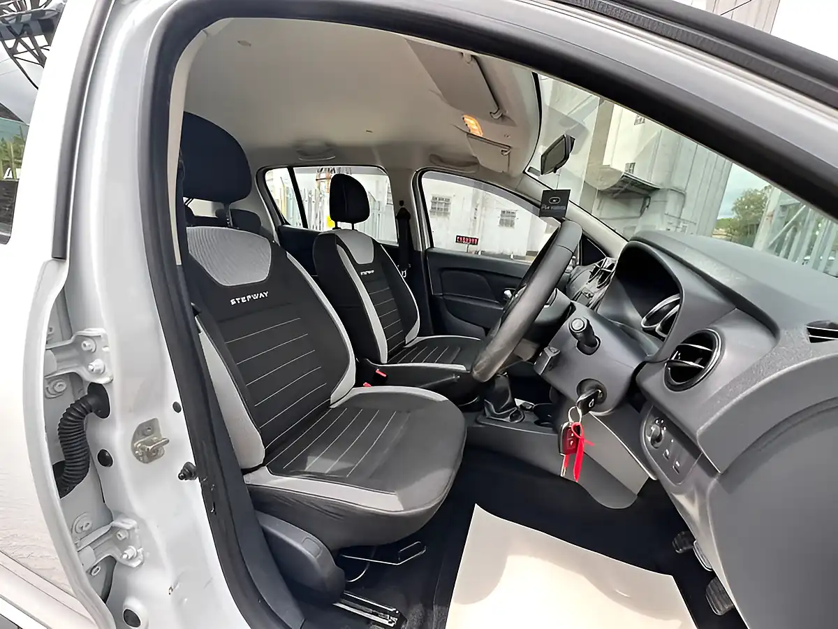 Used 2018 Dacia Sandero Stepway Laureate White - Interior and Exterior details 13