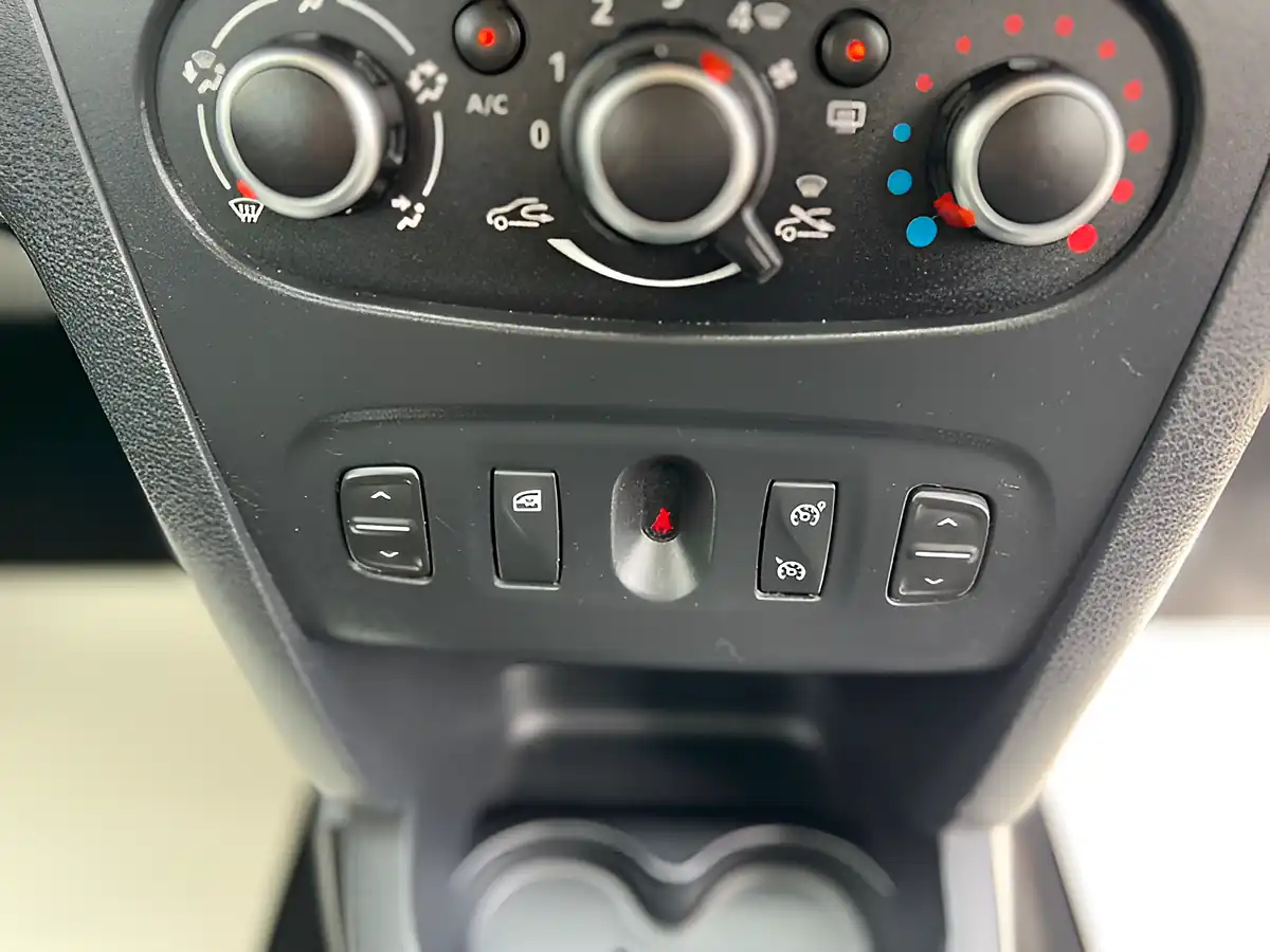 Used 2018 Dacia Sandero Stepway Laureate White - Interior and Exterior details 16