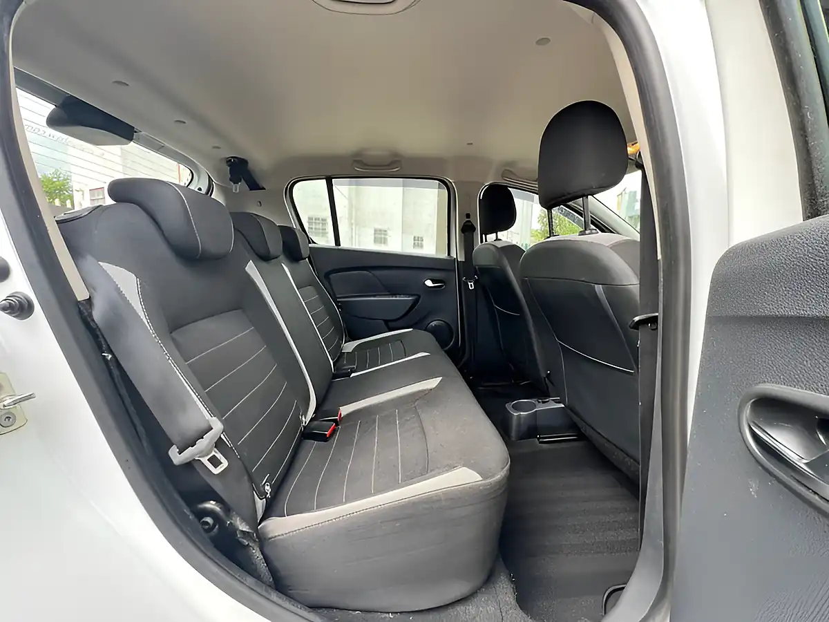 Used 2018 Dacia Sandero Stepway Laureate White - Interior and Exterior details 17