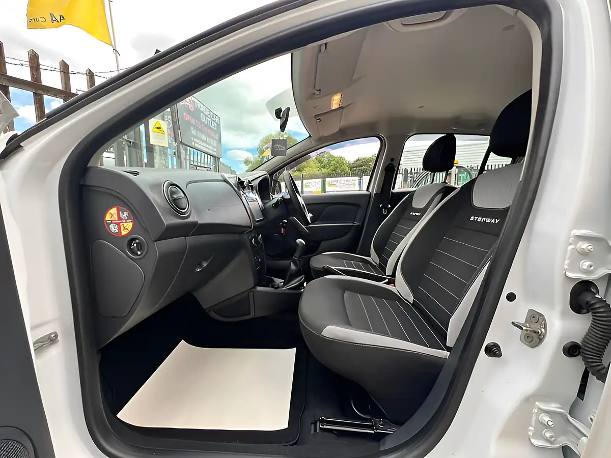 Used 2018 Dacia Sandero Stepway Laureate White - Interior and Exterior details 18