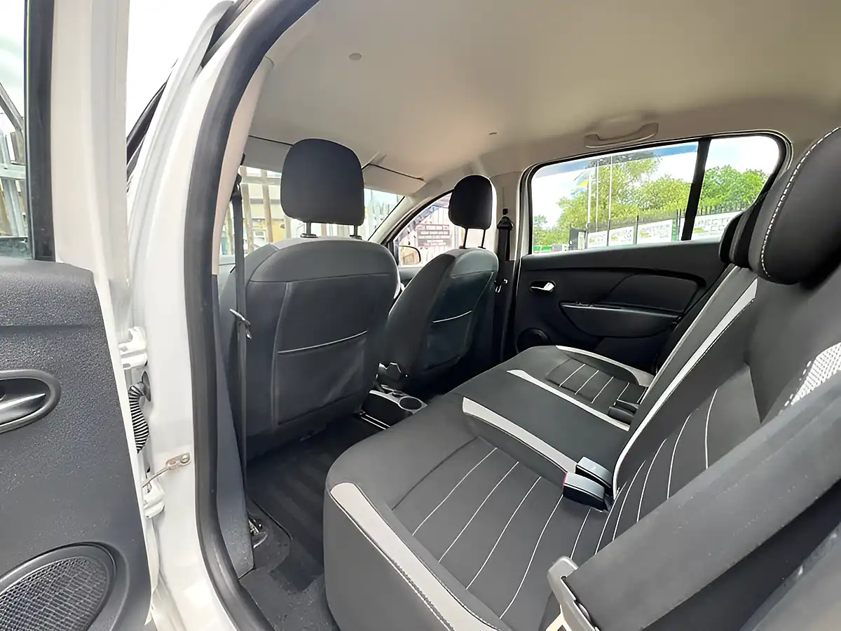 Used 2018 Dacia Sandero Stepway Laureate White - Interior and Exterior details 19