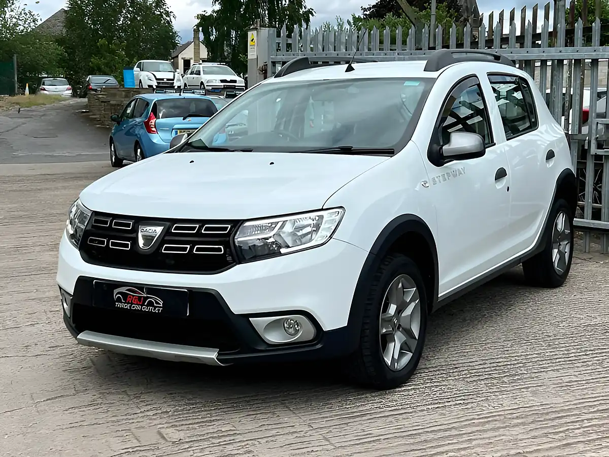 Used 2018 Dacia Sandero Stepway Laureate White - Interior and Exterior details 3